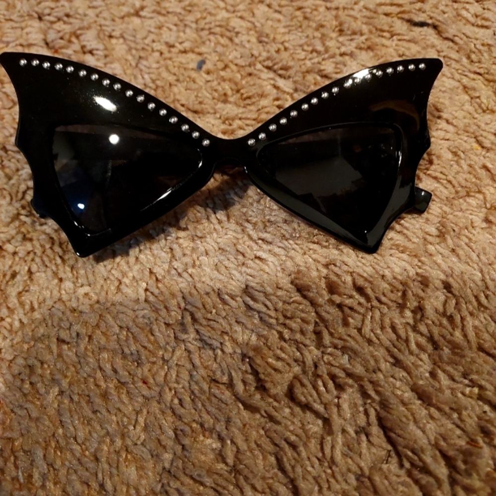 Vampira sunglasses